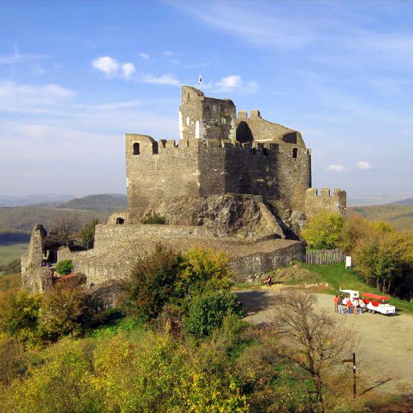 Hollóköi vár - čiastočne zrekonštruovaná zrúcanina hradu kúsok od Penziónu U Huberta
