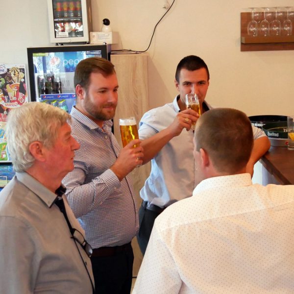 Penzión U Huberta - skupinka popíja pivo pri bare