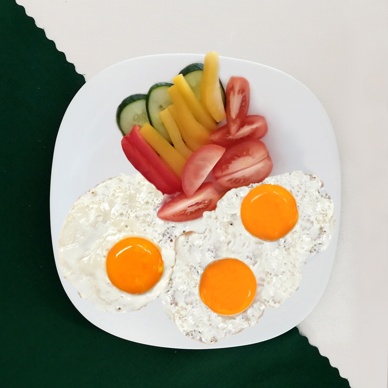 Raňajky - 3x volské oko sp zeleninovou oblohou