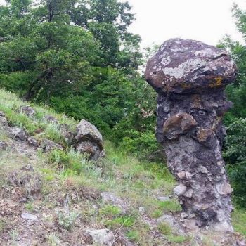 Kamenná žena - skalný útvar nad obcou Príbelce