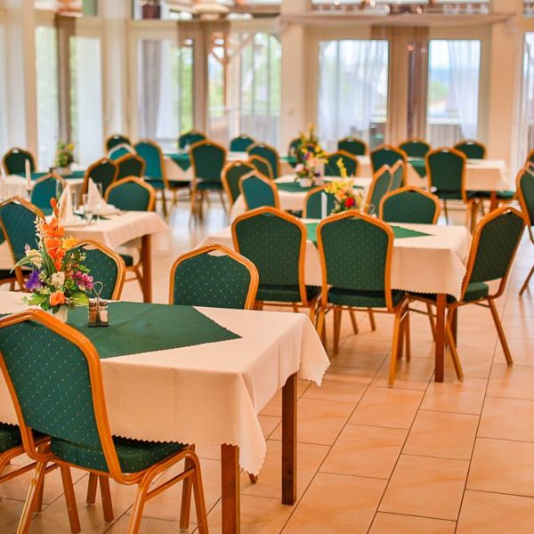 Penzión U Huberta - stoly so stoličkami v zelenom