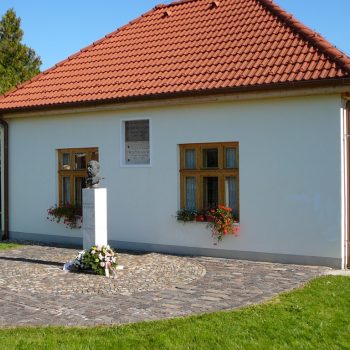 Pamätný dom Kálmána Mikszátha - 15 km od Penziónu U Huberta