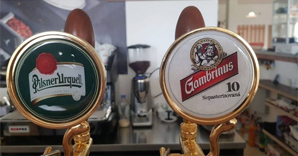 Plzenské značky piva sa v reštaurácii Penziónu U Huberta čapujú aj pri sledovaní Ligy majstrov