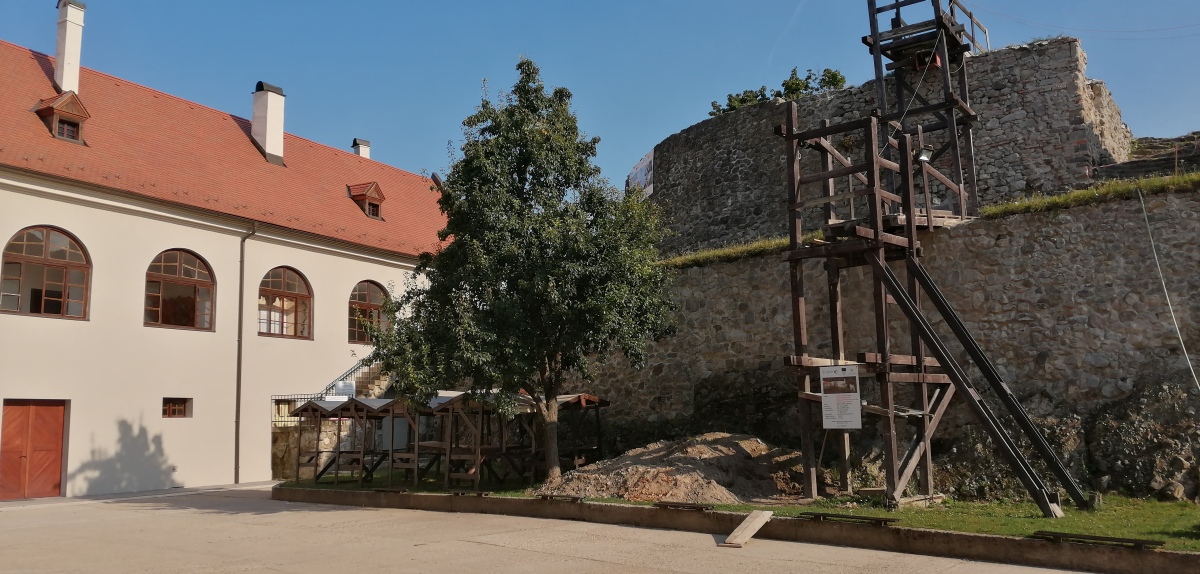 Modrý Kameň - nad nádvorím kaštieľa sa vypínajú zrúcaniny starého hradu prechádzajúce čiastočnou obnovou